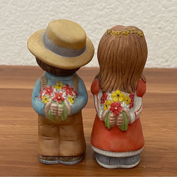 Pair of Vintage 1979 LUCY RIGG Adorable Kissing Boy & Girl Figurine Kitsch - Picture 5 of 15